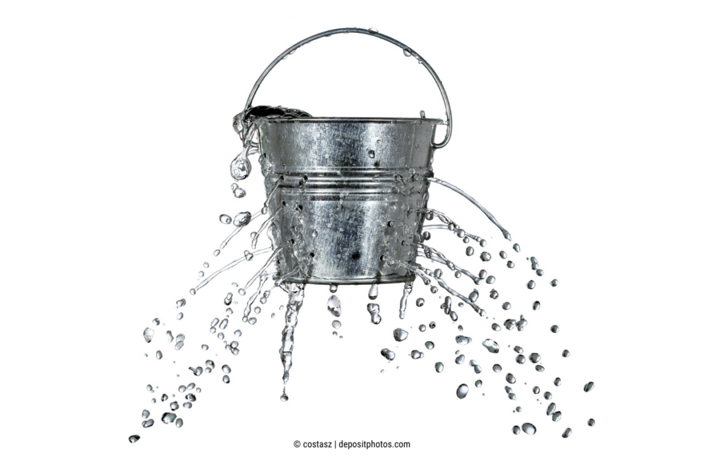 Das Bild enthält einen Eimer mit vielen Löchern, aus denen das Wasser unkontrolliert herausläuft. Für die Engpasskonzentrierte Strategie bedeutet das: Dichten Sie das unterste Loch ab. (Bild: costasz via depositphotos)
