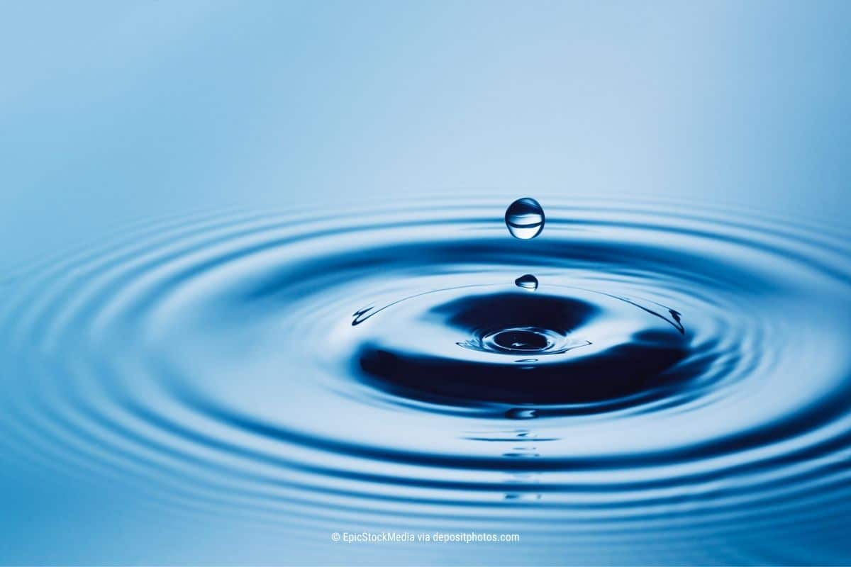 Das Bild zeigt einen Tropfen, der ins Wasser fällt und konzentrische Kreise im ruhigen Wasser entstehen lässt – so wie Ehrlichkeit in Social Media weite Kreise zieht (Photocredit: EpicStockMedia via depositphotos)