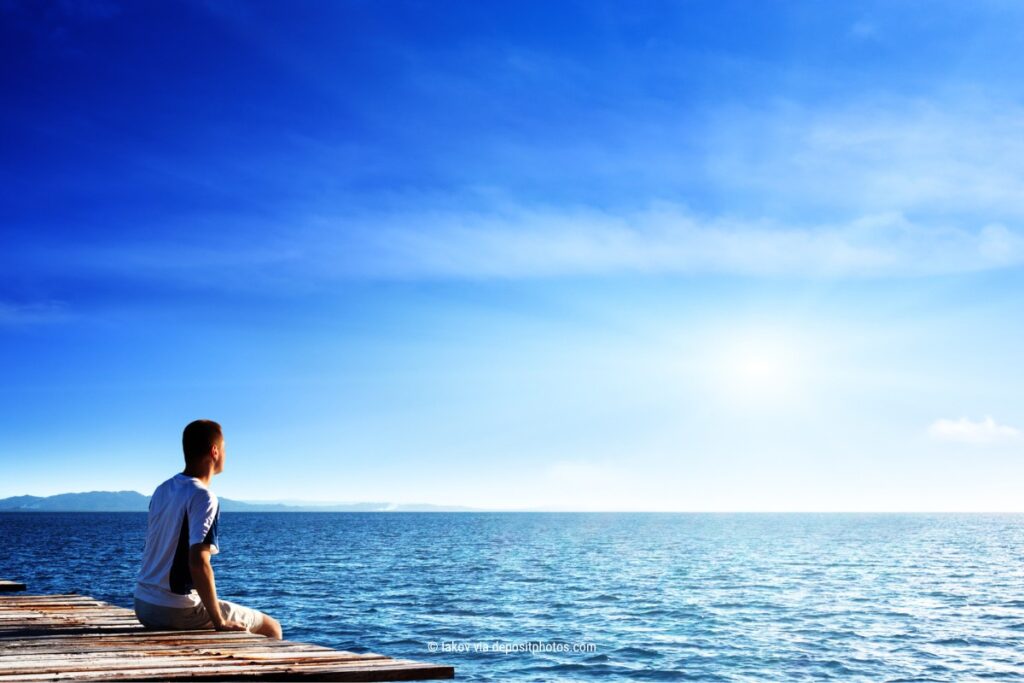 Ruhe in Social Media – ist wie entspannt sitzen am Meer (Photocredit: Iakov via depositphotos)