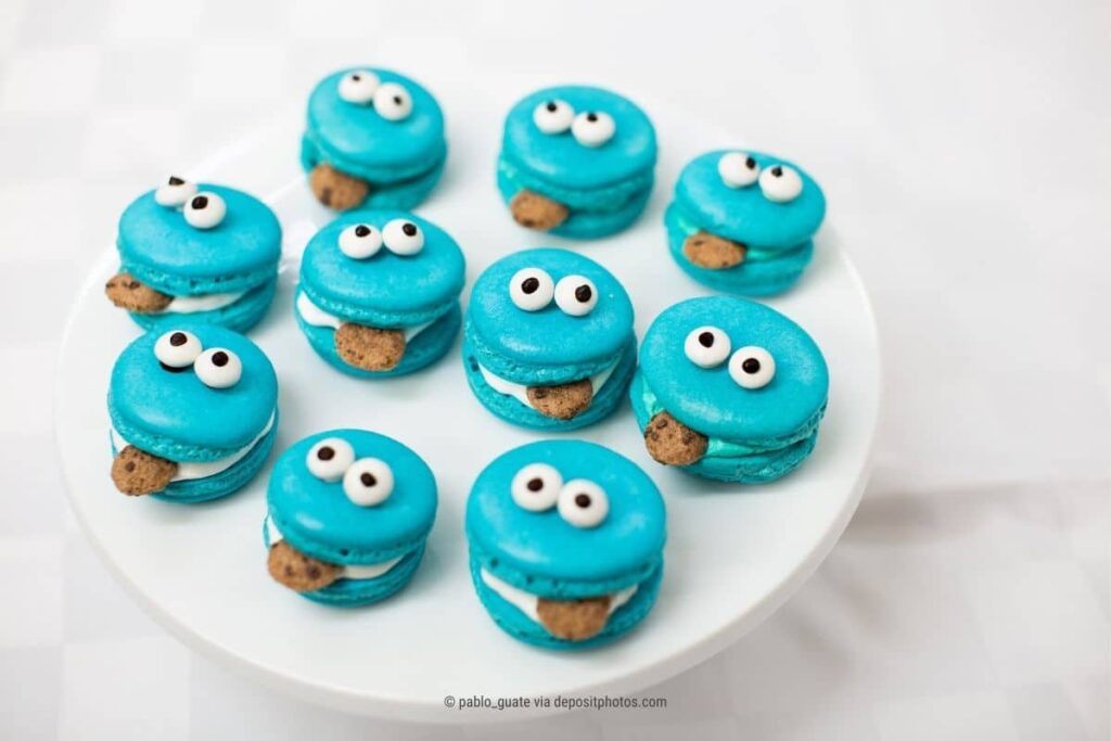(Auf einem weißen Teller siehst Du lustige blaue Cookies mit Gesichtern.) Social Media Business Development ist, das Feedback Deiner Community in die Unternehmens-DNA einzubauen (Photocredit: pablo_guate via depositphotos)