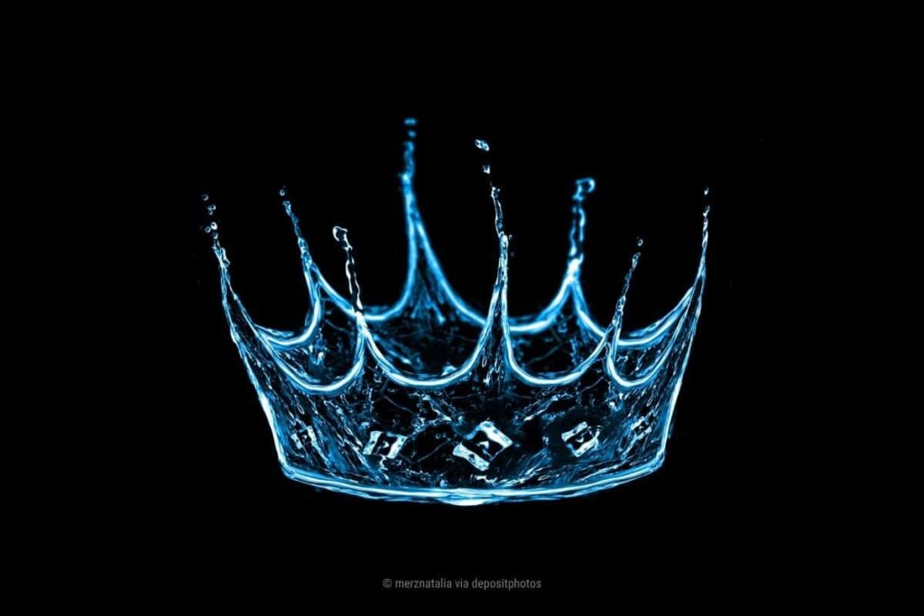 Das Bild zeigt eine blaue Krone mit Konturen aus Wasser vor einem schwarzen Hintergrund als Metapher, dass Du mit Erklärung vs. Rechtfertigung Selbstwirksamkeit erreichst und die Führung in der Kommunikation übernimmst (Photocredit: merznatalia via depositphotos).