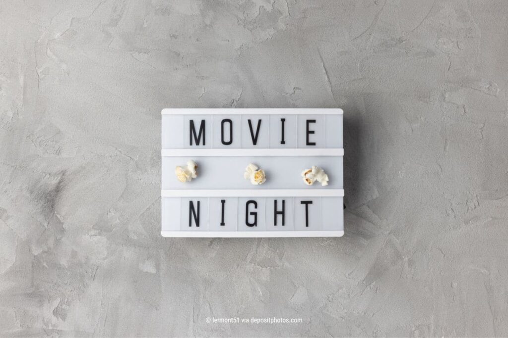 Das Bild enthält ein Schild mit dem Text "Movie Night" und ein bisschen Popcorn – genau so wie digitale Kommunikation, Strategie und Marketing ausgelegt sein sollte (Photocredit: lermont51 via depositphotos).