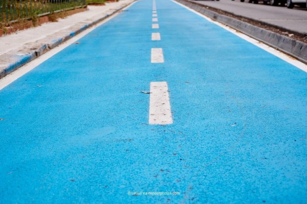 Das Bild zeigt eine blaue Tartan-Strecke, die in den Horizont läuft – so wie Du Dich auf Deinem Weg der Transformation befindest (Photocredit: LeGull via depositphotos)