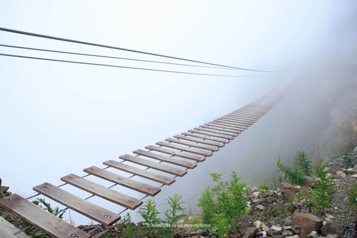 Das Bild zeigt eine Fußgängerbrücke, deren Ende unsichtbar im Neben verschwindet – Bildmetapher für Vertrauensvorschuss im Business (Photocredit: lunedi@bk.ru via depositphotos).